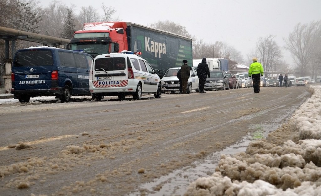 România sub nămeți - Drumuri și porturi închise, trenuri anulate și curse aeriene întârziate