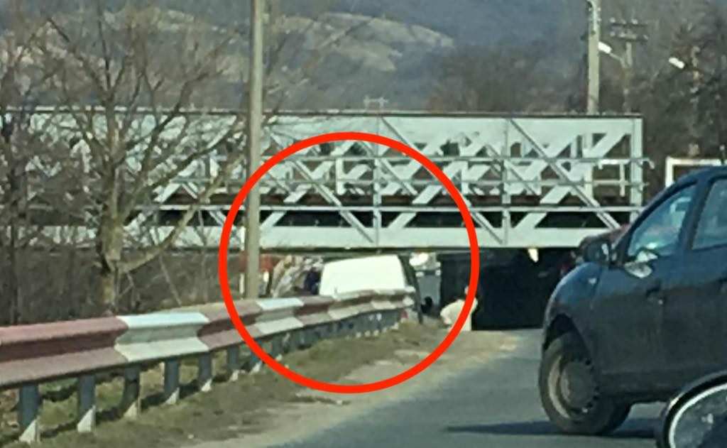 FOTO - Mașină înțepenită sub podul de cale ferată pe strada Viitorului