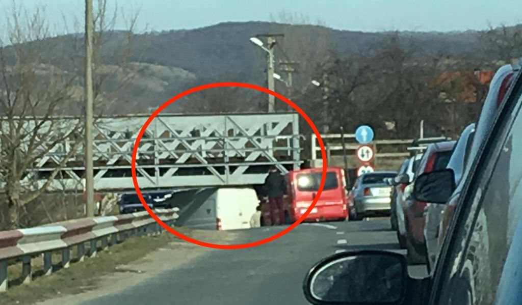 FOTO - Mașină înțepenită sub podul de cale ferată pe strada Viitorului