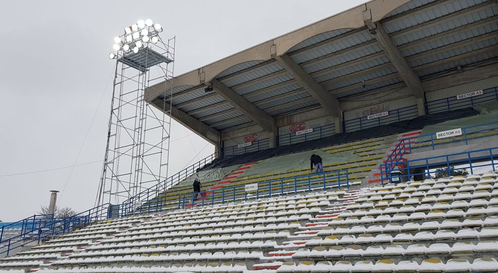 video foto s-a montat nocturna pe municipal. pregătiri ample pentru meciul cu fcsb