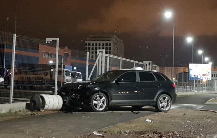 foto - accident ’’cu cântec’’ la dedeman. șoferi acuzați de fugă de la locul faptei