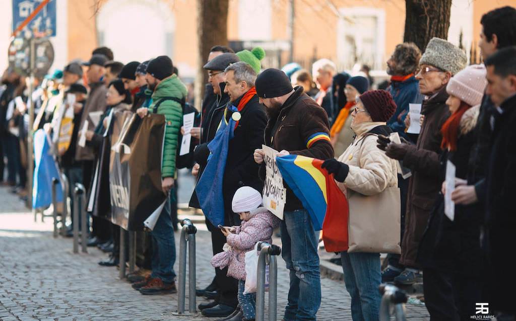 video - flashmob-ul vă vedem din sibiu. s-au împlinit trei luni de la prima acțiune