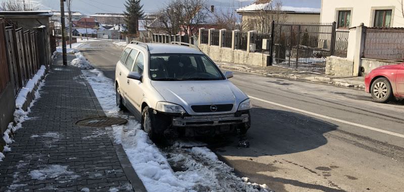 foto - a intrat cu mașina într-un gard. șoferul a refuzat recoltarea de probe