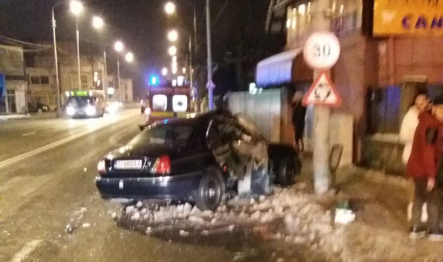 foto - mașină intrată în stâlp pe alba iulia. șoferul era băut