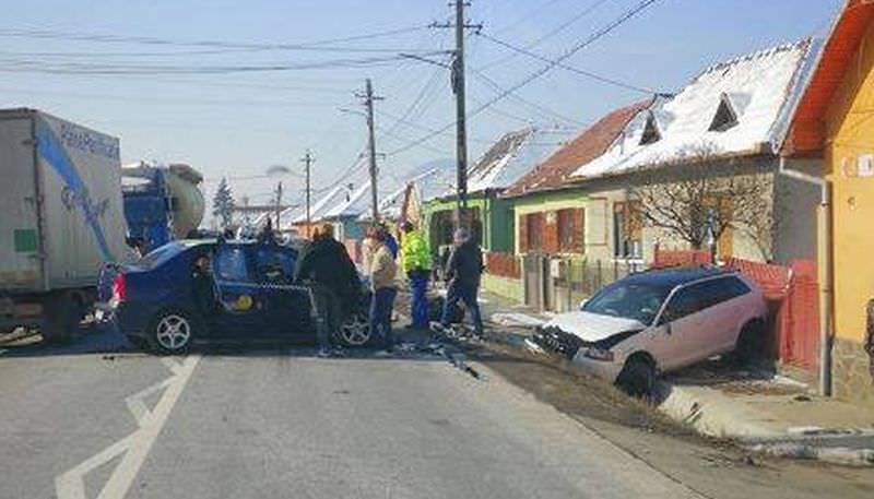 FOTO Accident pe DN14. Șoferul a adormit la volan