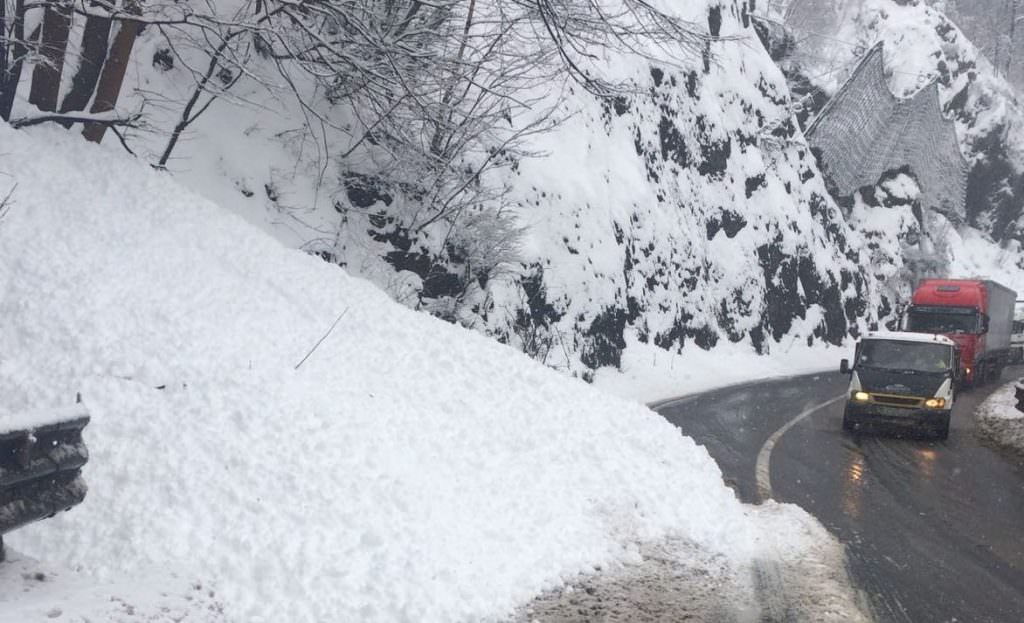 update video foto - miniavalanșă pe valea oltului. sensul sibiu - rm. vâlcea blocat temporar