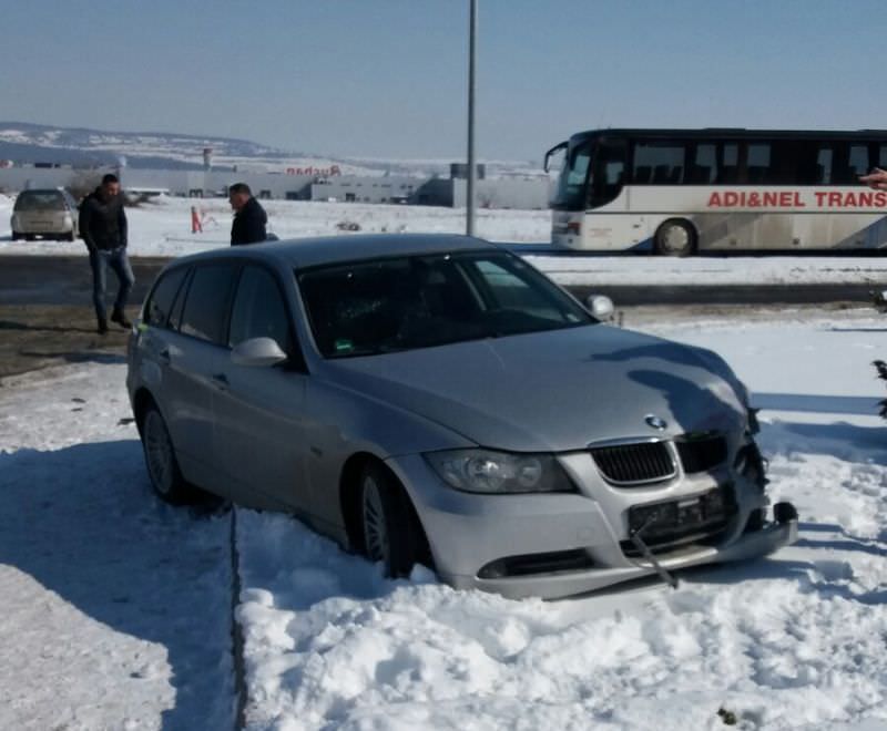 UPDATE FOTO Doi vâlceni au făcut accident în apropiere de Dedeman. Ambii răniți