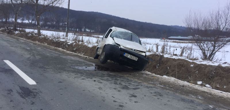 FOTO Accident cu doi răniți din cauza unui câine