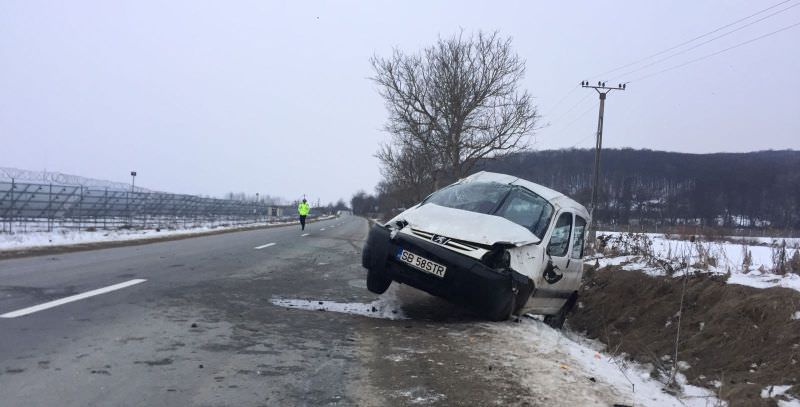 FOTO Accident cu doi răniți din cauza unui câine