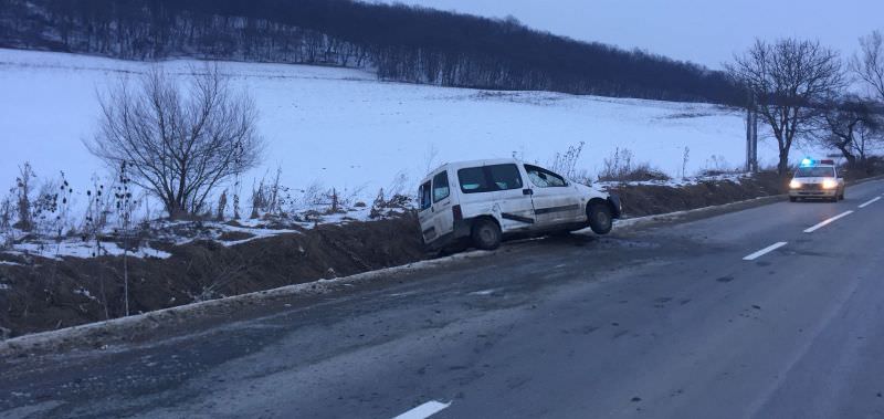 FOTO Accident cu doi răniți din cauza unui câine