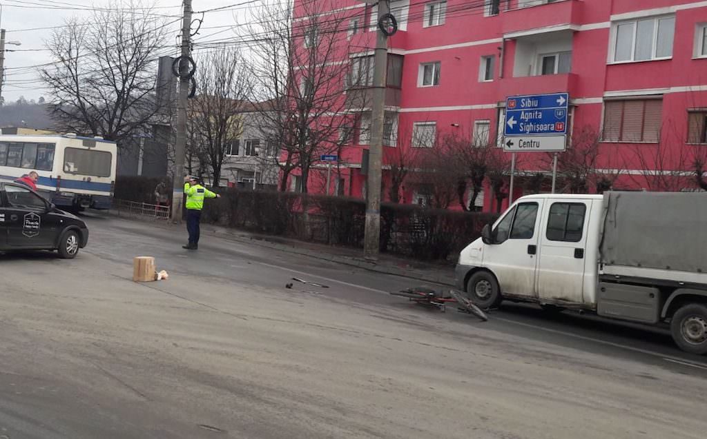 UPDATE VIDEO FOTO - Biciclist lovit în plin de o mașină. A trecut pe roșu și era și băut