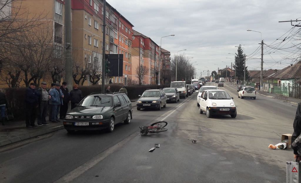 update video foto - biciclist lovit în plin de o mașină. a trecut pe roșu și era și băut