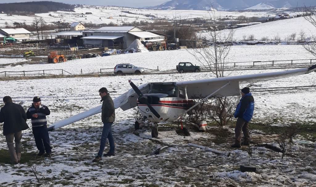 foto avion prăbușit la cisnădie. a ratat decolarea pe aerodrom