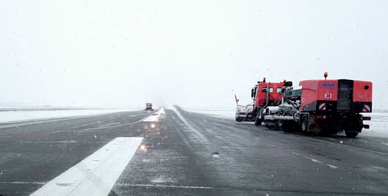 foto - întârzieri la decolare pe aeroportul sibiu. două curse abia au plecat