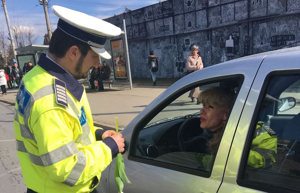 foto - polițiștii sibieni au împărțit flori la maternitate și în trafic