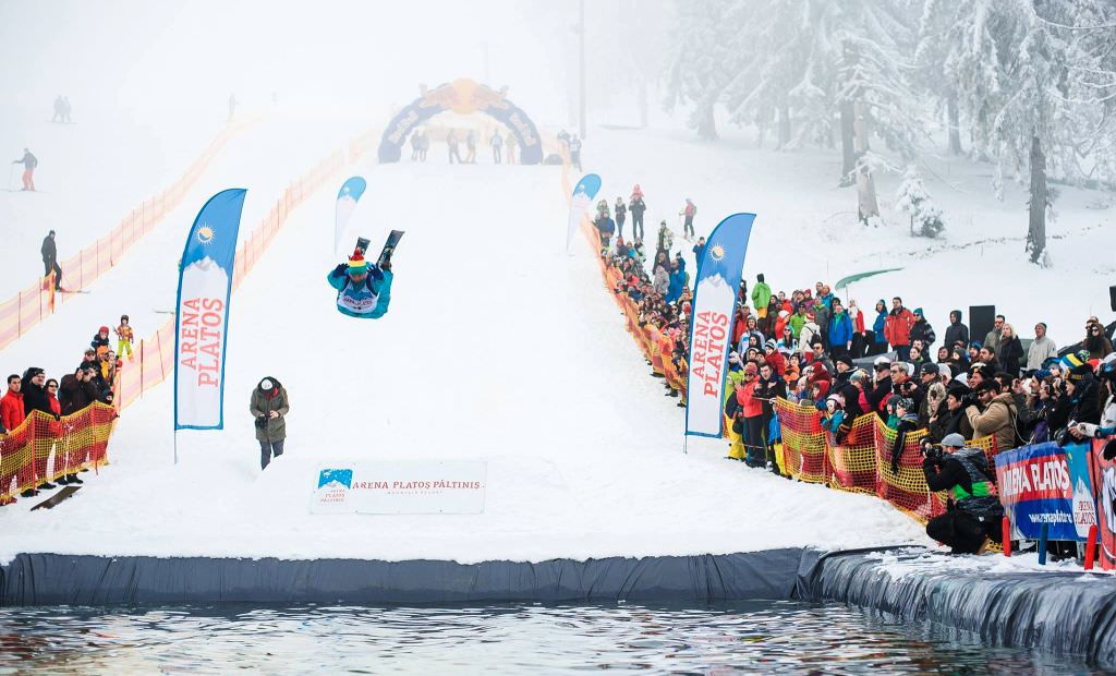 spectacol pe pârtie duminică la arena platoș. poftiți la ”slide and freeze”!