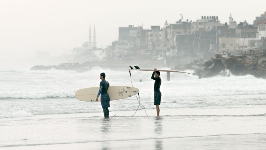 surferii din gaza sunt pe val la astra film cinema