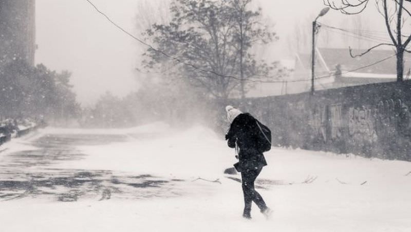 meteorologii au revizuit codurile galben și portocaliu de ninsori și viscol