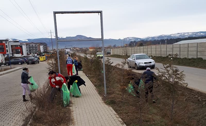 foto - acțiune de curățenie generală în cartierul arhitecților. oamenii strâng gunoaiele