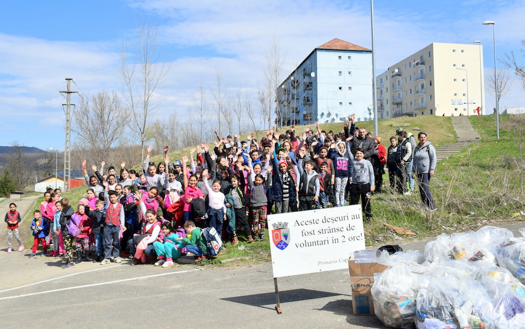 FOTO - Marea curăţenie de primăvară la Copșa Mică. O remorcă de gunoi strânsă