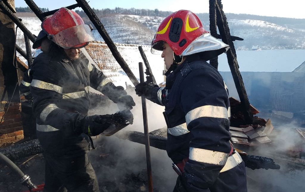 incendiu la o locuință din moardăș - intervin pompierii