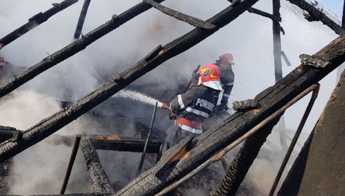 foto incendiu de proporții în apoldu de sus. pagube însemnate