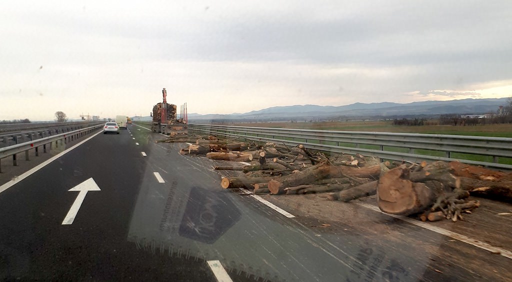 foto lemne căzute dintr-un tir pe autostrada sibiu - deva. s-au împrăștiat pe zeci de metri