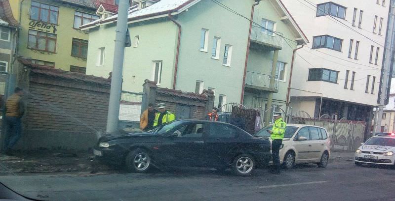 foto băcăuan mort de beat, accident la sibiu. a intrat cu mașina în stâlp