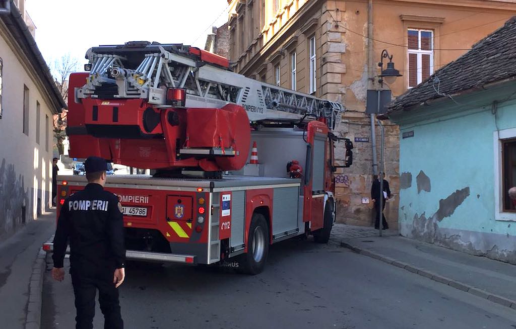 video foto cum se mișcă pompierii pe străzile înguste ale sibiului. ca melcul!