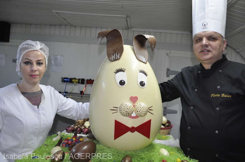 foto - cel mai mare ou de ciocolată pentru paște, făurit la cisnădie. are șapte kilograme