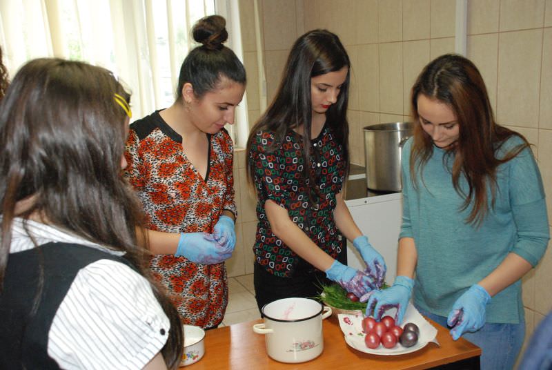 ouă încondeiate de studenții ulbs. cel mai frumos va câștiga