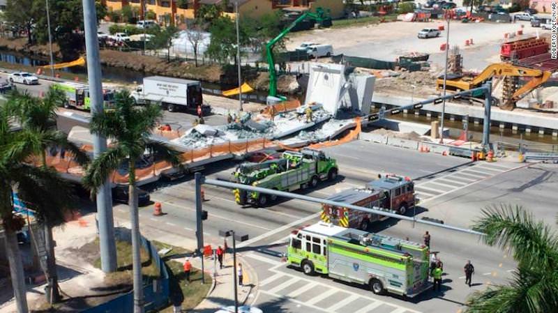 video foto pod prăbușit peste o autostradă. cel puțin câteva persoane au murit