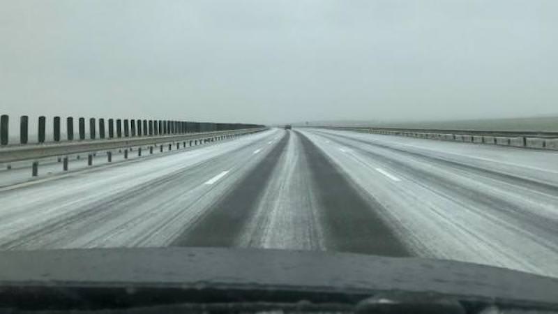 autostradă și drumuri închise, zboruri și trenuri anulate. cod portocaliu de polei în zece județe