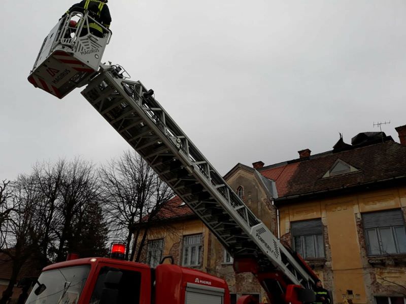 alertă pe mihai viteazu - femeie bolnavă rămasă blocată în casă