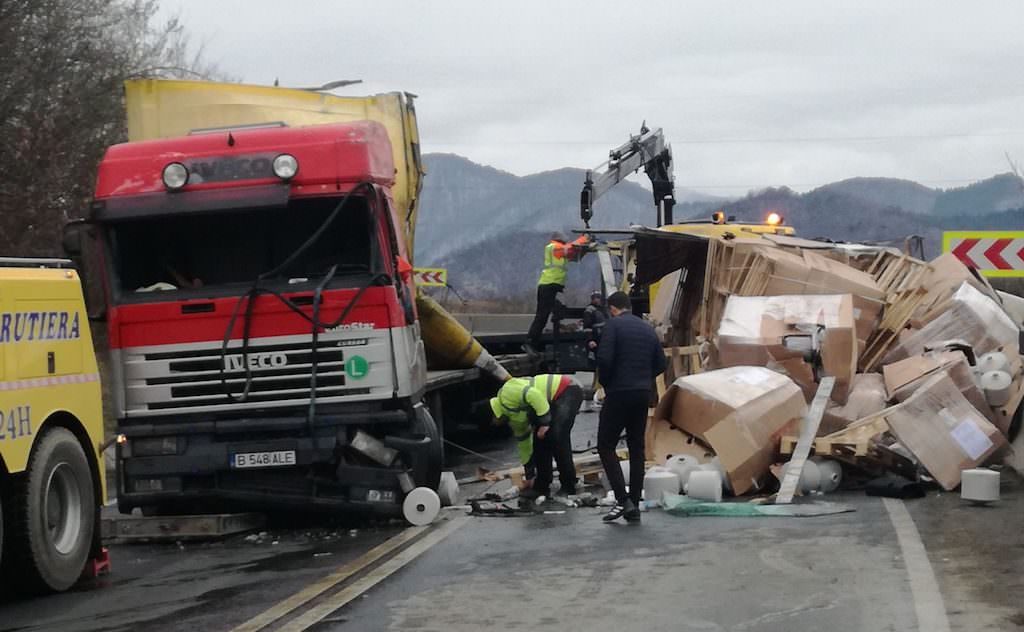 foto - video tir răsturnat pe dn7 la intrarea în tălmaciu