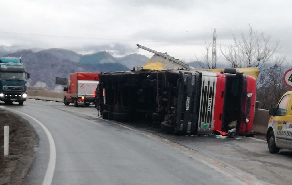 foto - video tir răsturnat pe dn7 la intrarea în tălmaciu