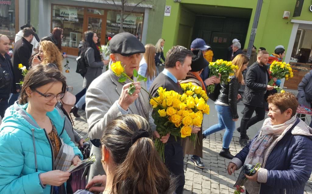 foto - liberalii au oferit trandafiri pentru doamne și domnișoare la sibiu