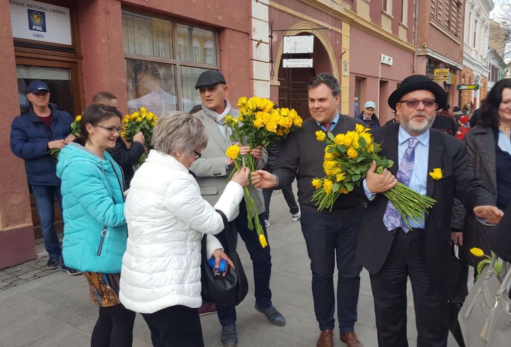 foto - liberalii au oferit trandafiri pentru doamne și domnișoare la sibiu