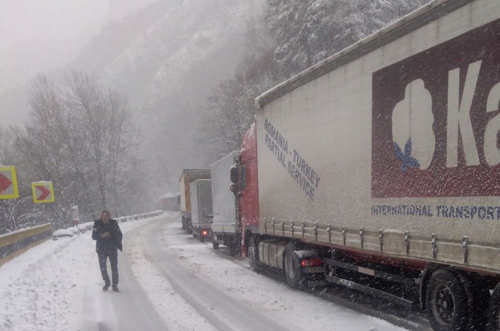 video foto - trafic aglomerat pe valea oltului. coloane de 15 kilometri