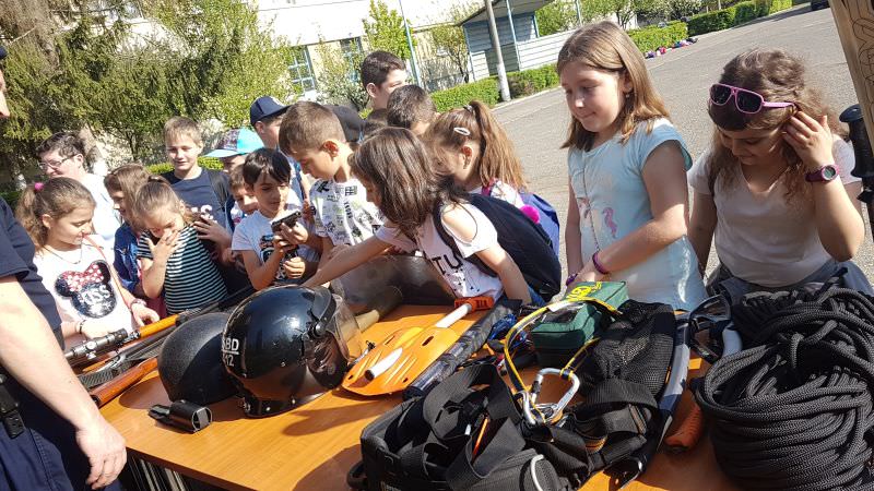 foto - alertă la jandarmeria sibiu. invazie de copii pe calea poplăcii