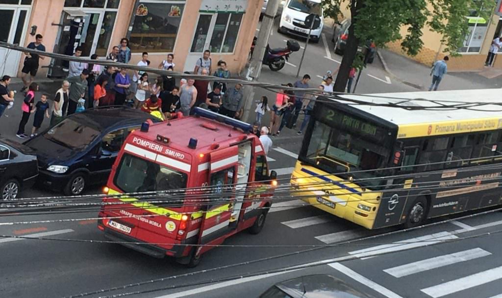 foto femeie acroșată de un autobuz pe o trecere de pietoni semaforului