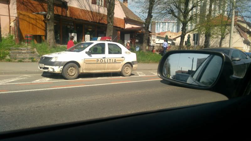 foto un polițist înfometat a parcat neregulamentar. în față la marietto