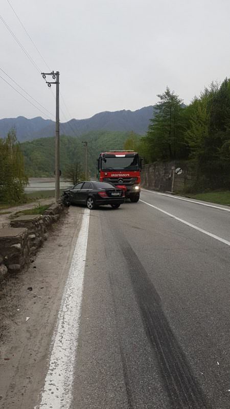 foto accident pe valea oltului. tamponare frontală și trafic restricționat