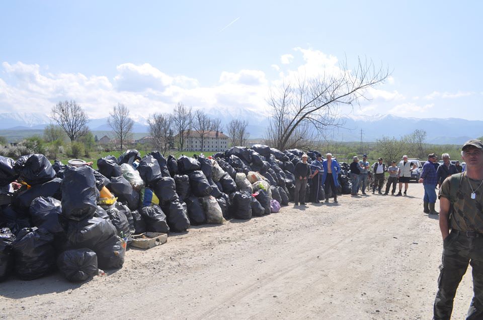 râul olt curățat de șase tone de gunoaie