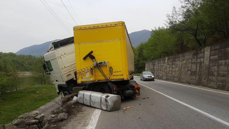 foto accident pe valea oltului. tamponare frontală și trafic restricționat