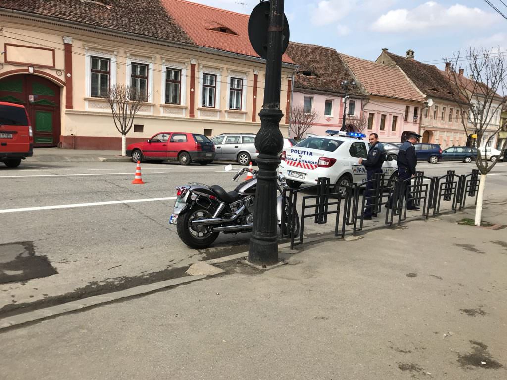 foto motociclist lovit la trecerea de pietoni la cisnădie