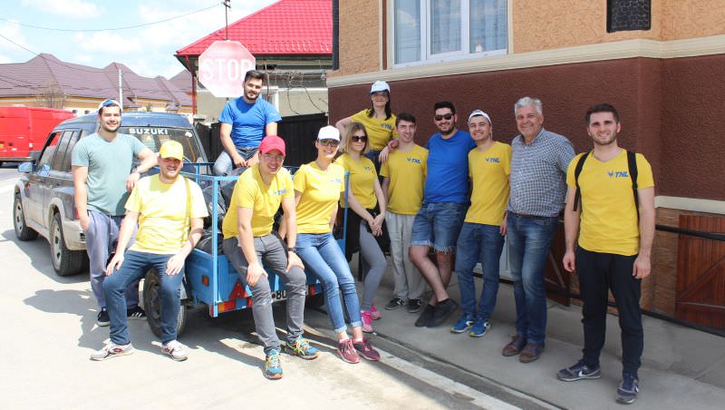 foto - tinerii liberali au adunat gunoaiele din arpașu de jos