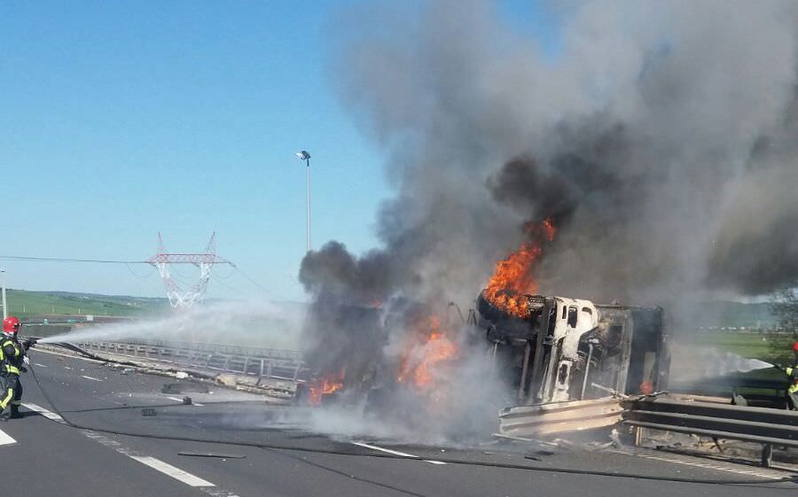 update video foto - cisternă în flăcări pe autostrada sibiu - orăștie. arde ca o torță