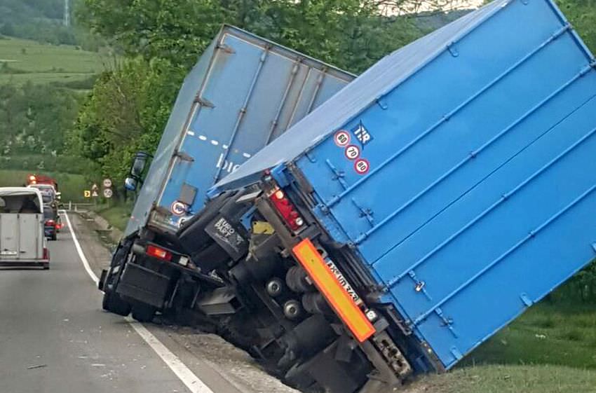 update foto trafic blocat pe dn7 - valea oltului. tir derapat în șant