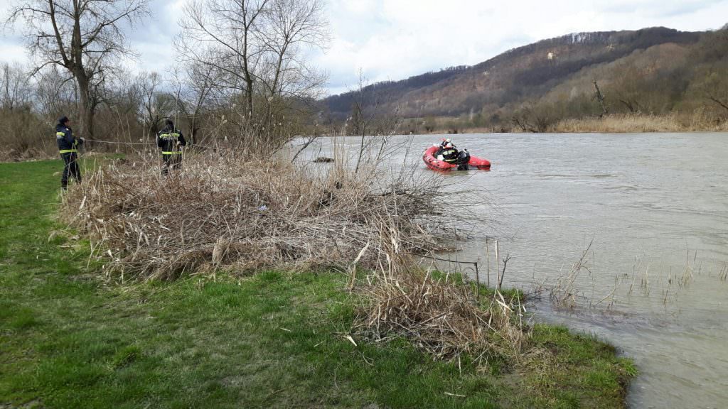 update foto pompierii caută un bărbat căzut în olt